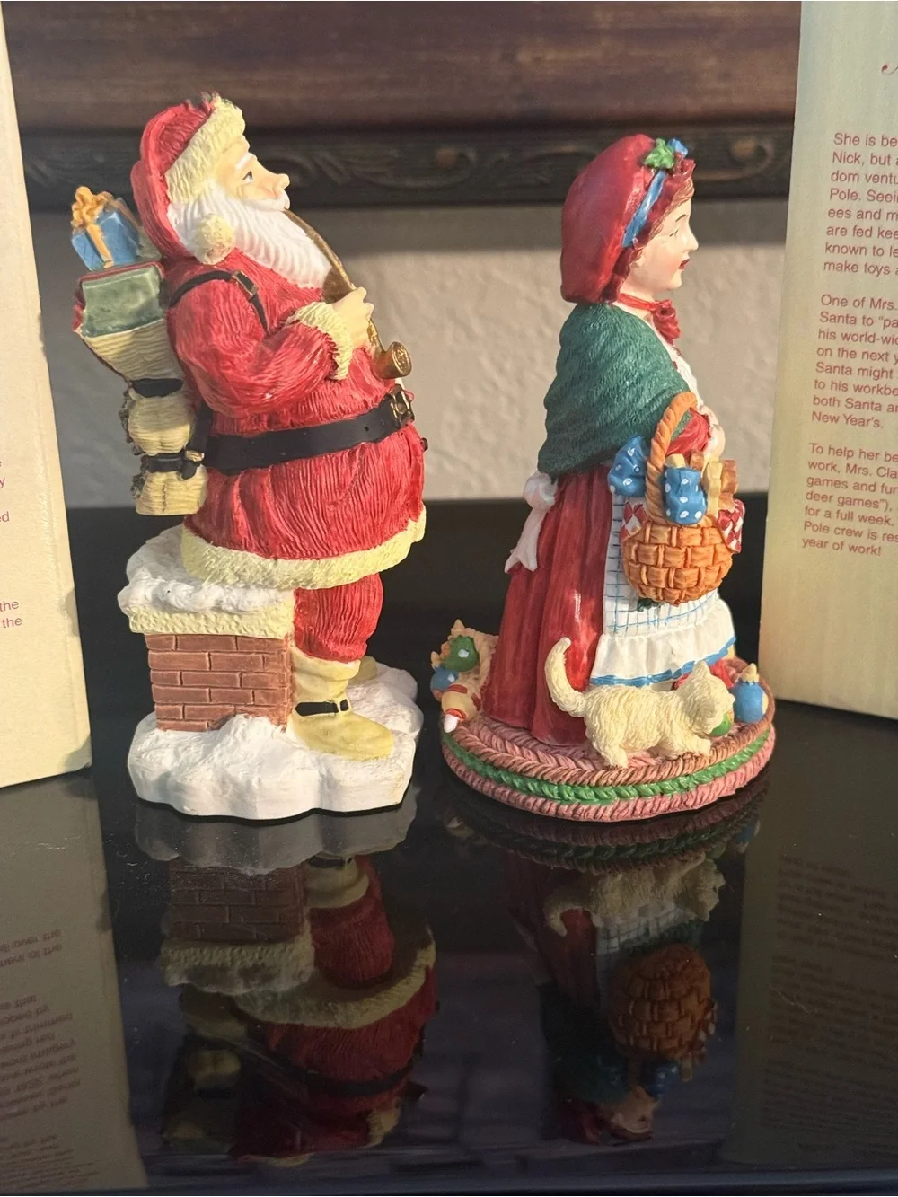 The International Collection Santa and Mrs. Claus Holiday Figurine 🇺🇸